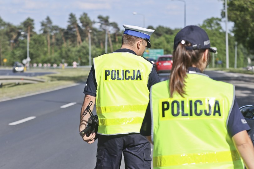 Czasem z policjantem lepiej nie dyskutować... /Piotr Jędzura /Reporter