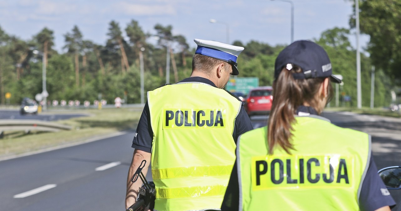 Czasem z policjantem lepiej nie dyskutować... /Piotr Jędzura /Reporter