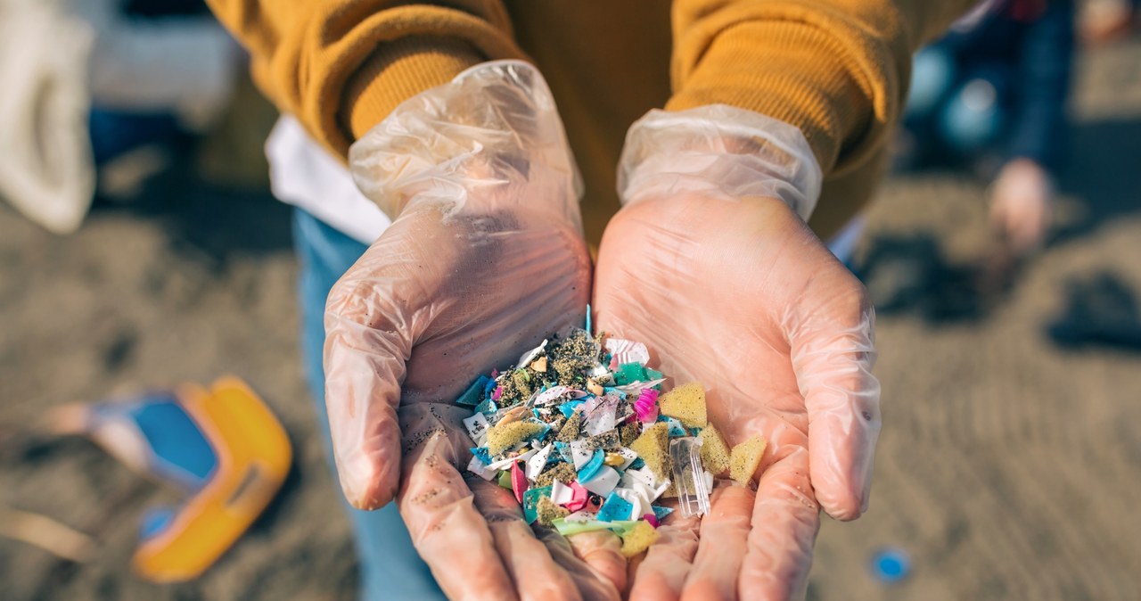 Cząsteczki plastiku są nie tylko w glebie czy pożywieniu, ale nawet we wdychanym przez nas powietrzu. Niektóre cząsteczki są według badaczy na tyle maleńkie, że potrafią dostać się do mózgu. /123RF/PICSEL