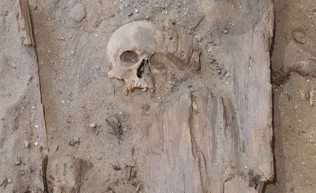 Czaszki, medalik i trumny. Co jeszcze kryje krypta w Cegłowie?