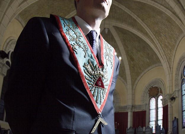 Czcigodny Mistrz masonów z tradycyjnym naszyjnikiem (litera G jest nawiązaniem do wiedzy) /AFP