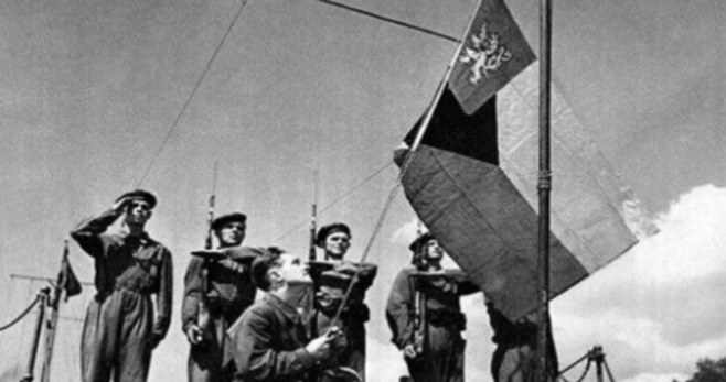 Czechosłowaccy marynarze w czasie podnoszenia bandery na monitorze "Prezydent Masaryk" /materiały prasowe