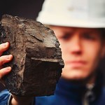 Czechy. Ekolodzy protestujący przeciwko wydobyciu węgla zeszli z koparki w kopalni na północy kraju