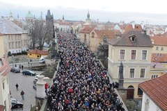 Czechy: Ok. 10 tys. Czechów żegnało Vaclava Havla 