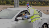 Czechy: Podjeżdżają samochodami by zagłosować. Punkty wyborcze typu drive-thru dla osób na kwarantannie