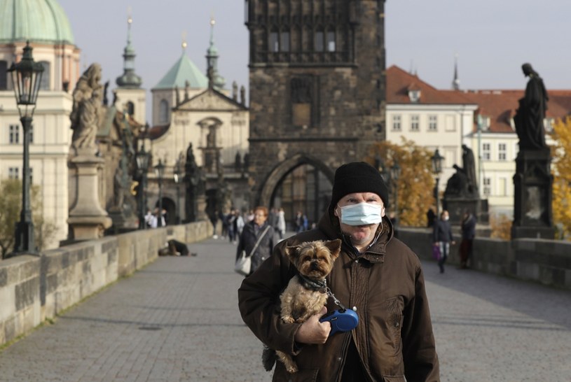 Czechy walczą z pandemią koronawirusa. /AP Photo/Petr David Josek /East News
