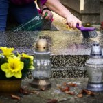 Czego lepiej nie przynosić z cmentarza do domu? Przed laty wierzono, że te przedmioty niosą nieszczęścia i śmierć