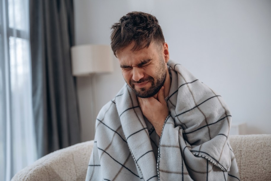 Czego nie jeść, kiedy boli gardło? /Shutterstock