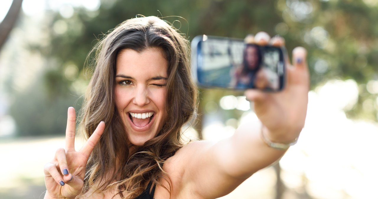 Czego nie robi się dla idealnego selfie? /123RF/PICSEL