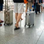Czego nie wolno pakować do walizki do samolotu? Za takie pamiątki grozi kara