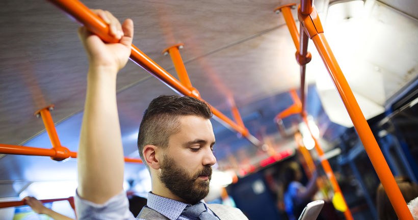 CZego nie wolno robić w autobusie i tramwaju? /123RF/PICSEL