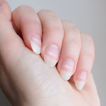 Czego objawem są białe paznokcie?