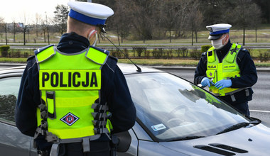 Czego pod żadnym pozorem nie robić, gdy zatrzyma nas policja?