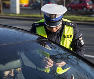 Czego policjanci szukają pod fotelami? Powodu do wlepienia 500 zł mandatu