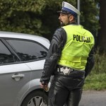 Czego policjanci szukają w bagażniku? Powodu do wlepienia 500 zł mandatu