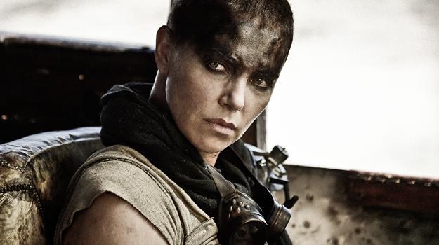 Czego się nie robi dla roli... Charlize Theron w scenie z filmu "Mad Max: Na drodze gniewu" /materiały prasowe