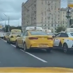 Czegoś takiego jeszcze w Moskwie nie widzieli. Dziesiątki taksówek utworzyły gigantyczny korek