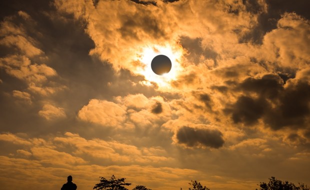 Czegoś takiego w Europie nie było od 27 lat. Mrok spowije Ziemię