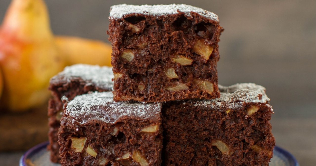 Czekoladowe ciasto z gruszkami, dzięki dodatkowi owoców, wychodzi wilgotne /kidia /123RF/PICSEL
