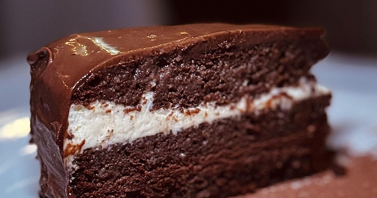 Czekoladowe ciasto z waniliowym kremem podbije serca zaproszonych na andrzejki gości /23Audiovisual /Canva Pro