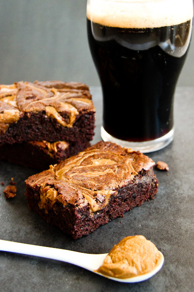 czekoladowe piwne brownie /© Photogenica