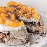 Czekoladowo-orzechowy tort bezowy z pomarańczami