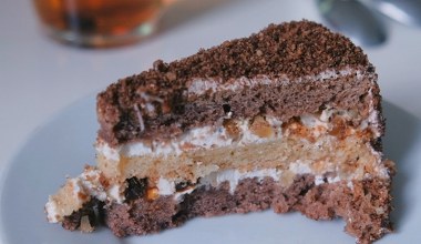 Czekoladowy biszkopt, śmietankowy krem i pomarańczowy akcent. To ciasto jest obłędne