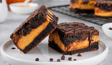 Czekoladowy klasyk w jesiennej odsłonie. Na jednym kawałku się nie skończy