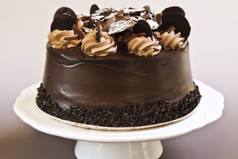Czekoladowy tort to bardzo elegancki deser /123RF/PICSEL