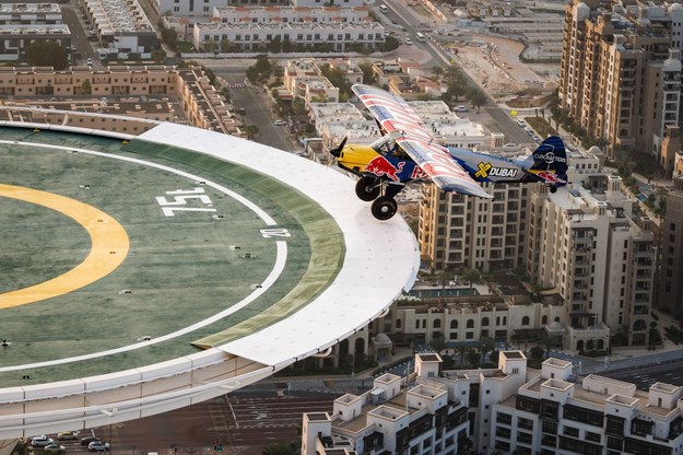 Czepiela ląduje na helipadzie /Samo Vidic / Red Bull Content Pool /