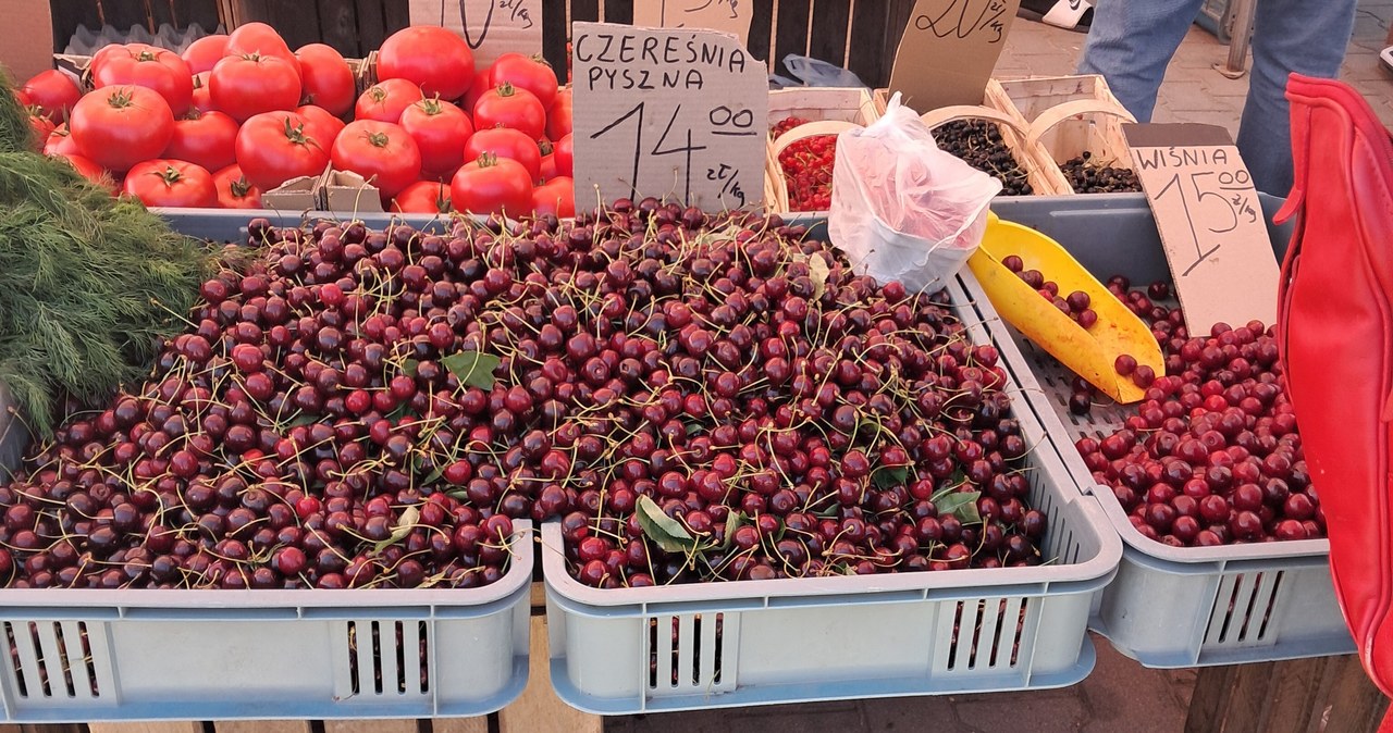 Czereśnie na jednym z warszawskich bazarów kosztowały od 10 do 22 zł/kg. /interia /INTERIA.PL