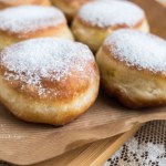 Czerstwe pączki będą świeże i mięciutkie. Wystarczy kilka minut