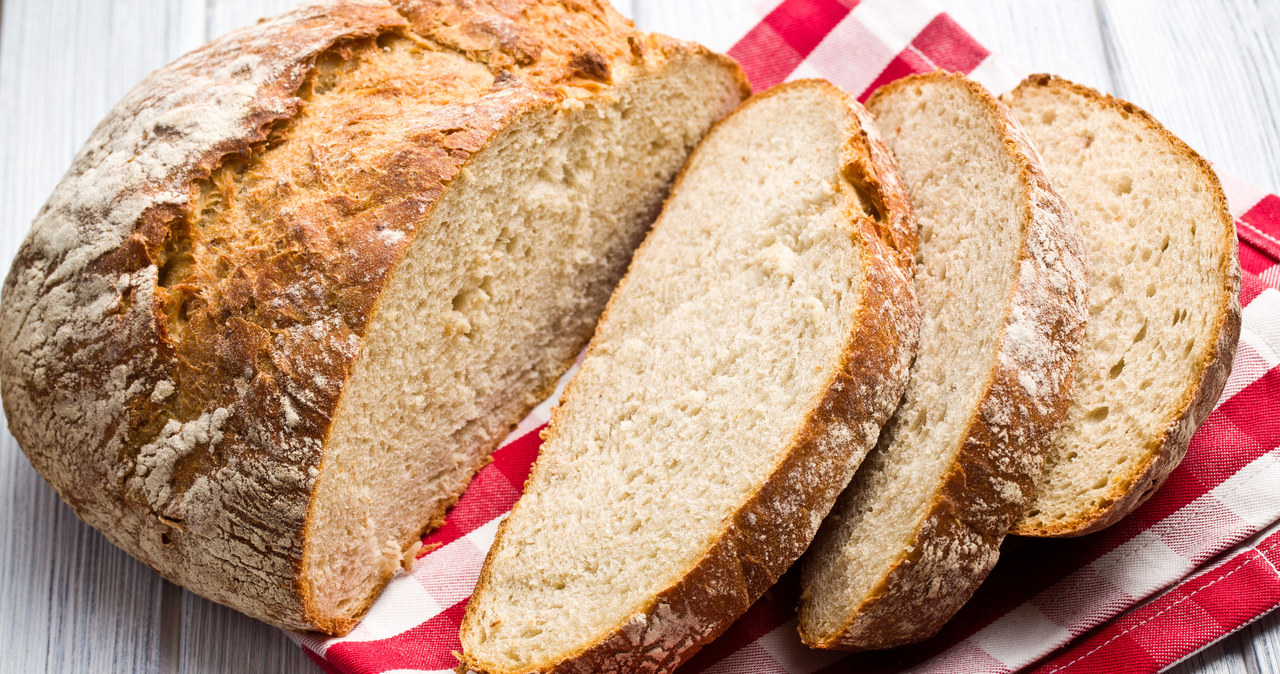 Czerstwy chleb nie musi lądować w koszu. Zamiast marnować żywność, wykorzystaj ją w swoim ogrodzie /123RF/PICSEL