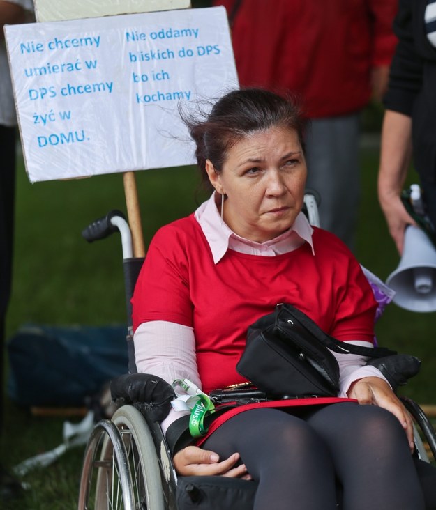 Czerwcowa demonstracja opiekunów niepełnosprawnych przed Kancelarią Premiera. /Rafał Guz /PAP/EPA