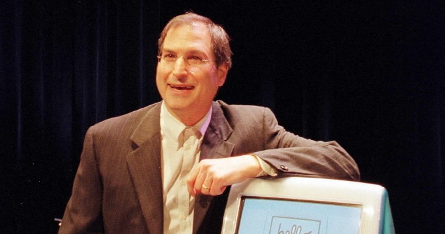 Czerwiec 1998, Jobs prezentuje nowe komputery iMac. To będzie pierwszy udany produkt nowego Apple /AFP