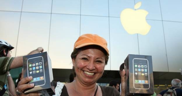 Czerwiec 2007, premiera pierwszego iPhone'a. W USA ustawiają się wielometrowe kolejki /AFP