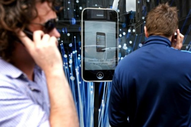 Czerwiec 2009, do sklepów  trafia iPhone 3GS, czyli lepsza wersja "jedynki". Ludzie szaleją... /AFP