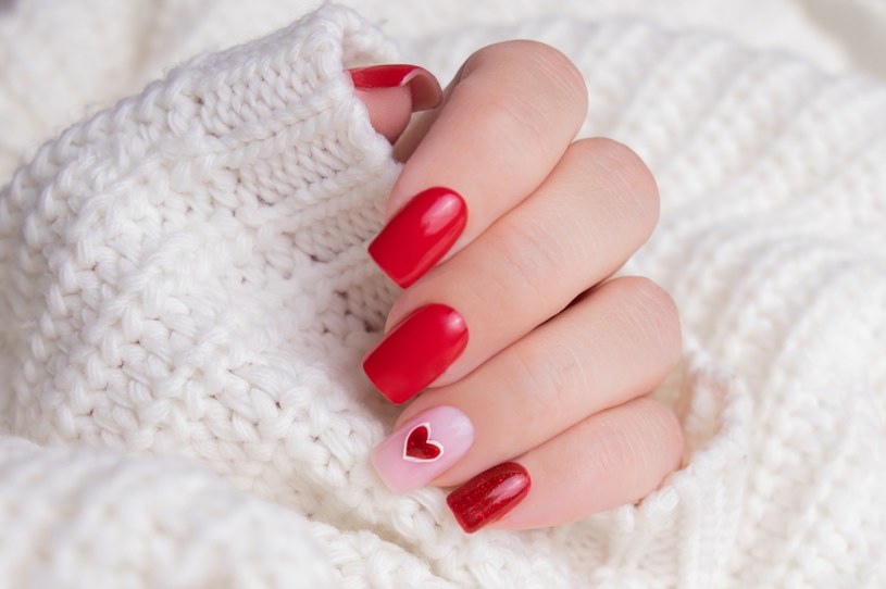 Czerwień to zawsze dobry wybór na manicure /123RF/PICSEL