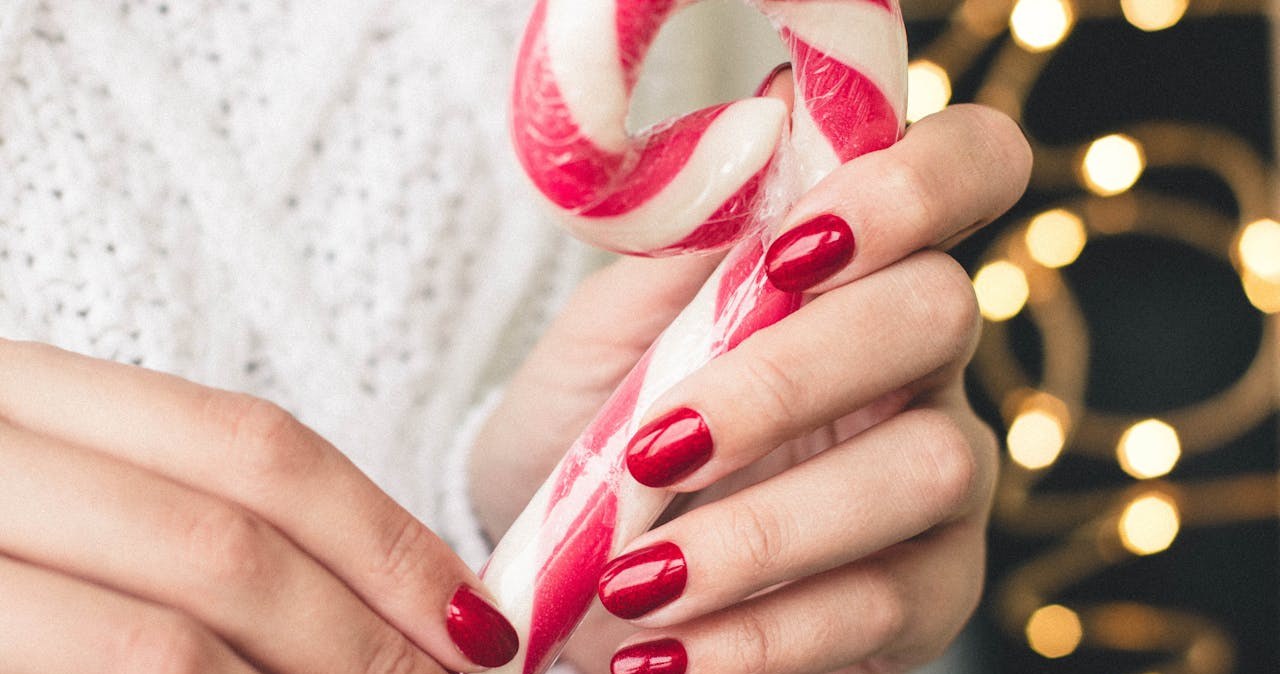 Czerwień zawsze sprawdzi się na świątecznych paznokciach /Kristina Paukshtite /pexels.com