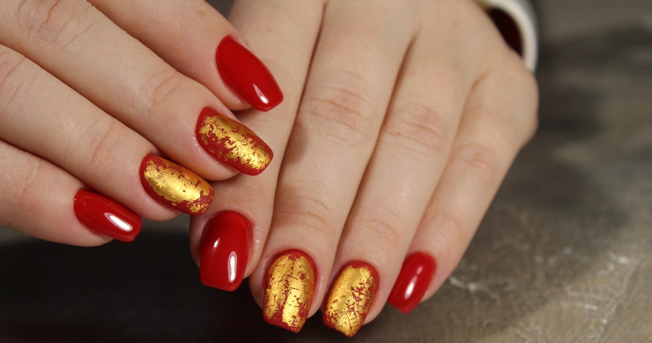 Czerwień ze złotem to jedna z najlepszych propozycji na świąteczny manicure /123RF/PICSEL