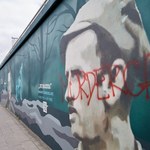 Czerwoną farbą napisano "morderca". Zniszczony mural z portretem "Łupaszki"