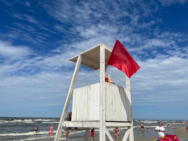 Czerwona flaga na plaży w Jantarze /Jakub Kaługa /RMF24