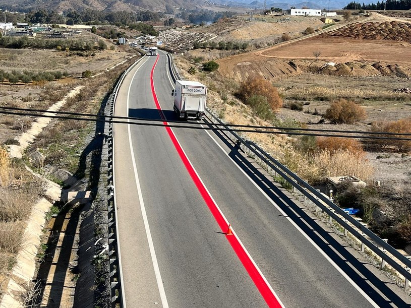 Czerwona linia na trasie A-355 ma aż 4 km długości /fot. Junta de Andalucía /