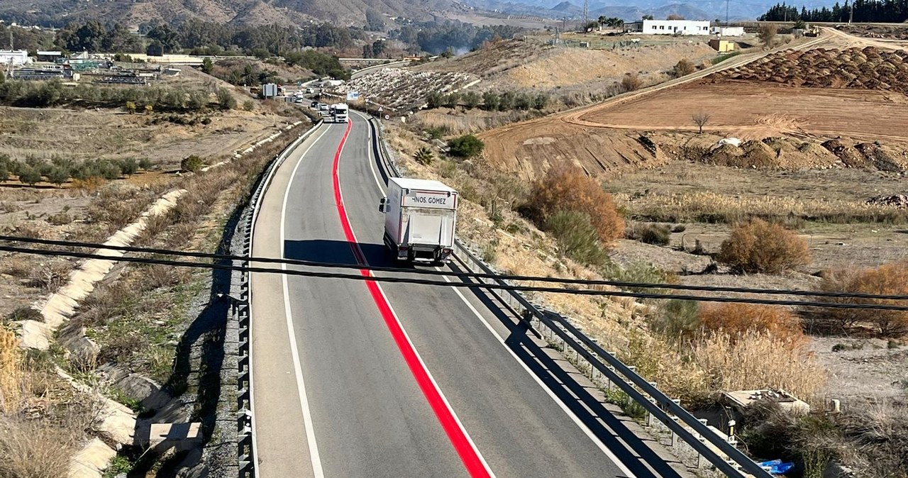 Czerwona linia na trasie A-355 ma aż 4 km długości /fot. Junta de Andalucía /