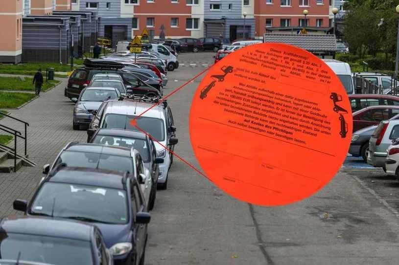 Czerwona naklejka na szybie samochodu to oznaka kłopotów /Stanislaw Bielski /Reporter