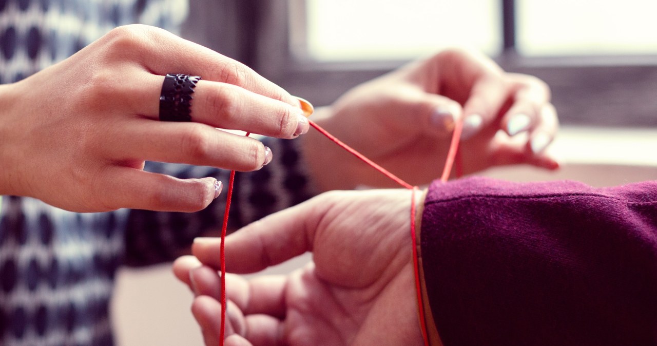 Czerwona nić noszona na ręce ma ważne symboliczne i duchowe znaczenie. Ma chronić osobę, która ją nosi i przynosić jej szczęście /Pixel