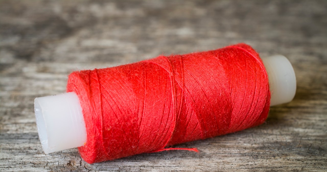 Czerwoną nitkę możesz także przywiązać do torebki, jeśli nie chcesz trzymać jej bezpośrednio na nadgarstku /Pixel