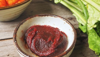 Czerwona pasta, która topi tłuszcz na brzuchu. Dba też o serce i dobre samopoczucie