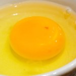 Czerwona plamka na jajku. Niewiele osób wie, czy nadaje się do jedzenia lub gotowania