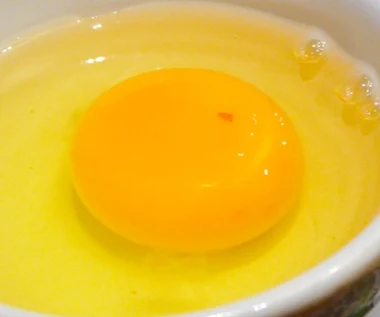 Czerwona plamka na jajku. Niewiele osób wie, czy nadaje się do jedzenia lub gotowania  